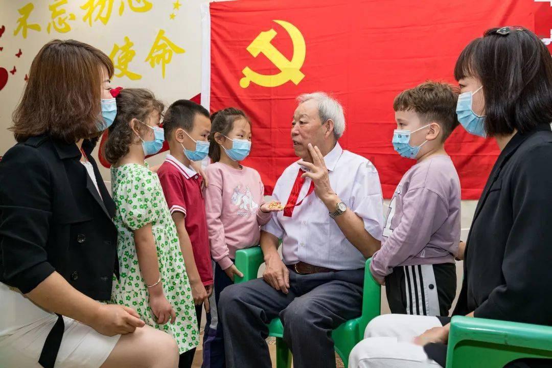 铁笼中的小鹿逃脱